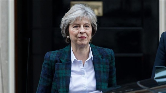 Theresa May'in koltuğu sallanıyor