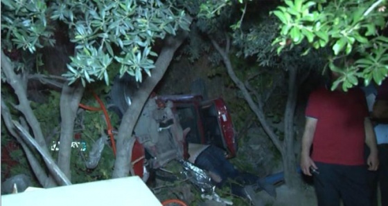Ticari araç şarampole yuvarlandı: 2 ölü, 2 yaralı