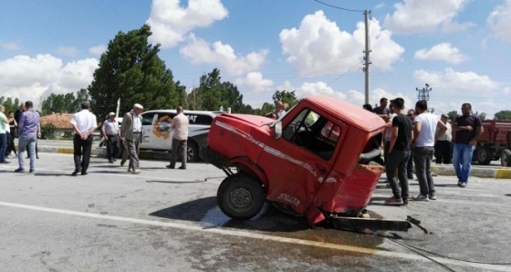 Ticari aracın çarptığı kamyonet ortadan ikiye bölündü