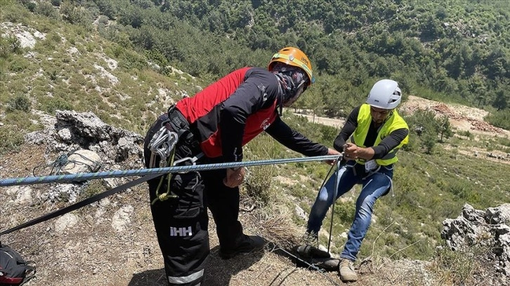 TİKA, İHH iş birliğinde Lübnan'da 36 kursiyere arama kurtarma eğitimi veriyor