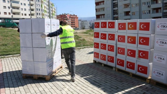 TİKA Kovid-19 salgını nedeniyle Kosova'da yardım dağıtıyor