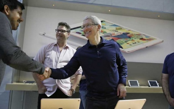 Apple CEO'su Tim Cook: iPhone fiyatları ucuzlayacak!