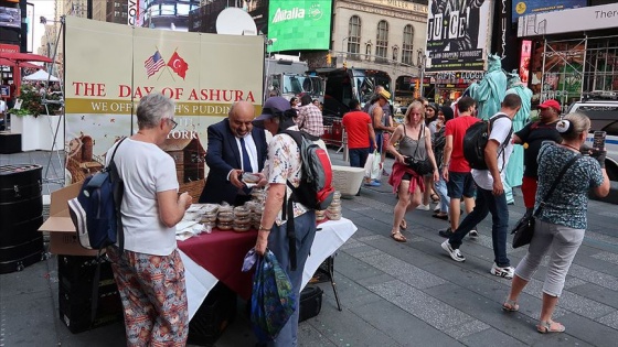 Times Meydanı'nda aşure ikramı