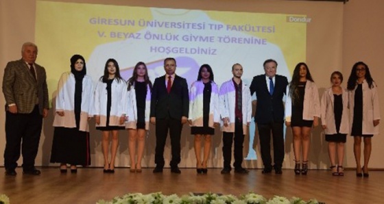 Tıp Fakültesi öğrencileri beyaz önlüklerini törenle giydiler