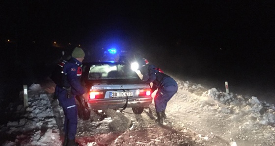 Tipide mahsur kalan 14 kişi jandarma tarafından kurtarıldı