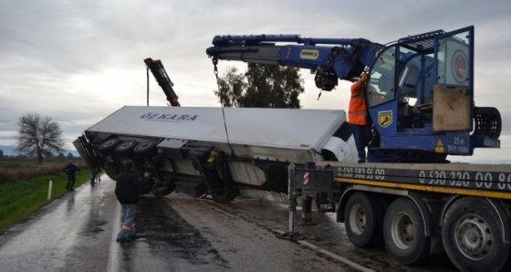 Tır çekici ile çarpıştı, karayolu trafiğe kapandı