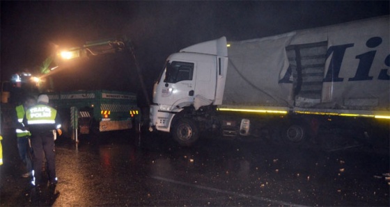 TIR devrildi trafik felç oldu