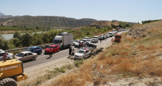 Tır devrildi, trafik kilitlendi