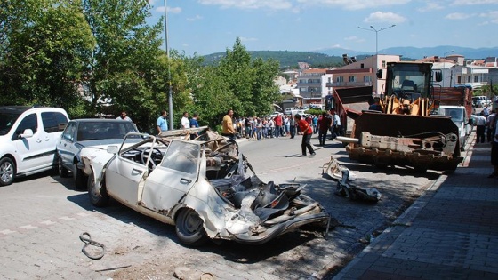 Tır dorsesinden düşen kepçe 6 aracı hurdaya çevirdi