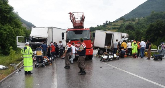 TIR ile kamyon çarpıştı: 1 ölü, 2 yaralı