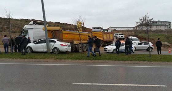 Tır ile otomobil kafa kafaya çarpıştı