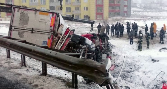 Tır karda kayganlaşan yolda devrildi: 1 ölü