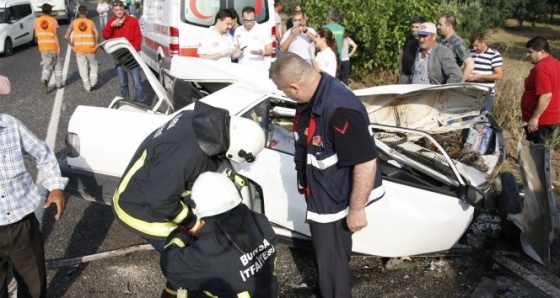 TIR'la çarpışan otomobil kağıt gibi ezildi: 1 ölü