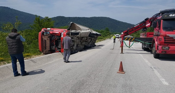 Tır uçurama yuvarlanmaktan son anda kurtuldu