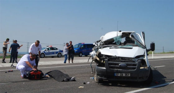 Tıra çarpan kamyonet hurdaya döndü: 1 ölü, 1 yaralı