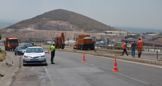 Tırdan dökülen yağ kazaya neden oldu: 3 yaralı