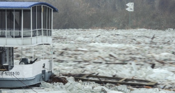 Tisza Nehri'nden buz akıyor