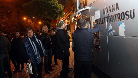 Tiyatro bileti için gece yarısı kuyruğa girdiler