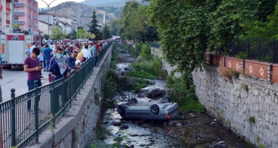 Tokat'ta otomobil dereye uçtu: 2 yaralı