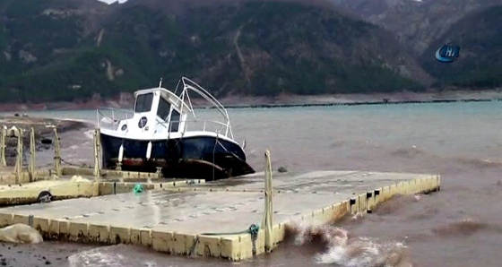 Tokat’ta şiddetli rüzgar balıkçıları vurdu