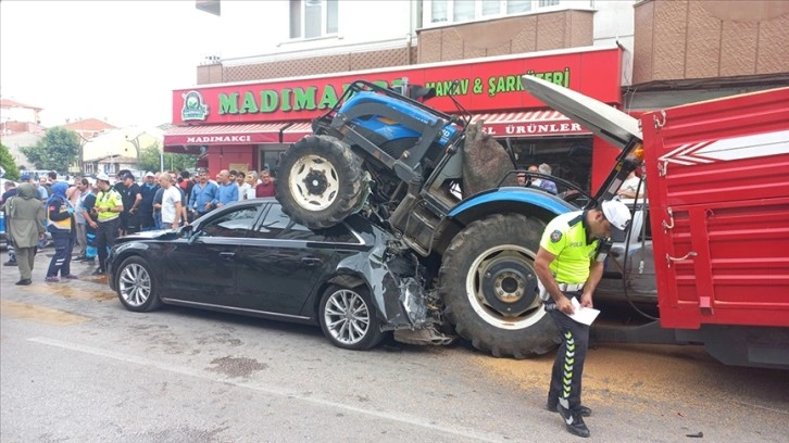 Tokat’ta freni boşalan traktör ışıklarda bekleyen otomobilin üzerine çıktı, 1 kişi yaralandı