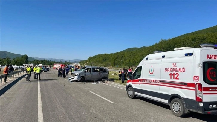 Tokat'ta minibüs ile otomobilin çarpışması sonucu 2 kişi öldü, 12 kişi yaralandı