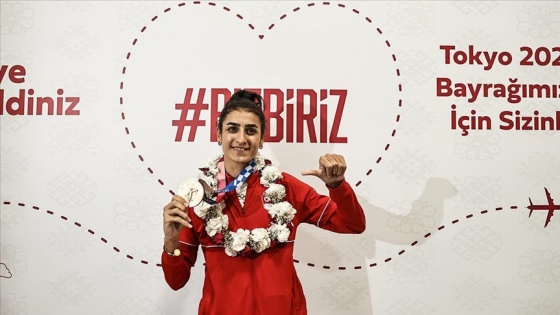 Tokyo 2020'de bronz madalya kazanan milli tekvandocu Hatice Kübra İlgün, çiçeklerle karşılandı