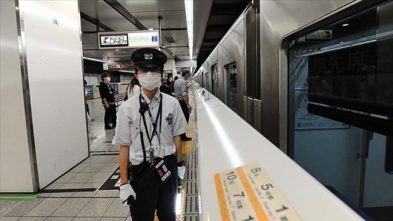 Tokyo'da trende yolculara bıçakla saldıran adam vagonu ateşe verdi