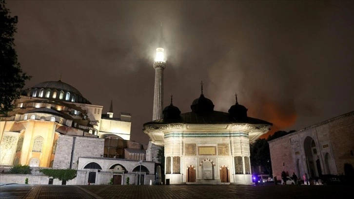 Topkapı Sarayı'nın içindeki restoranda çıkan yangın söndürüldü