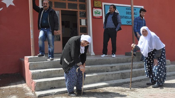 Torosların bastonlu ninelerinden demokrasi dersi