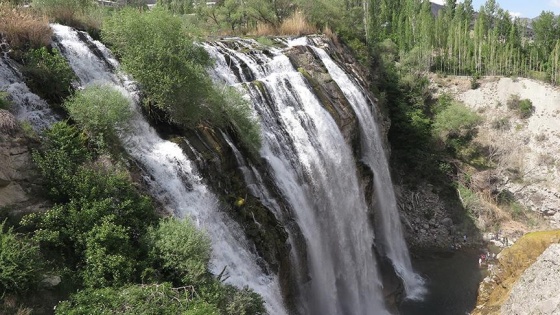 Tortum Şelalesi her mevsim başka güzel