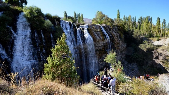 Tortum Şelalesi'ne ziyaretçi akını