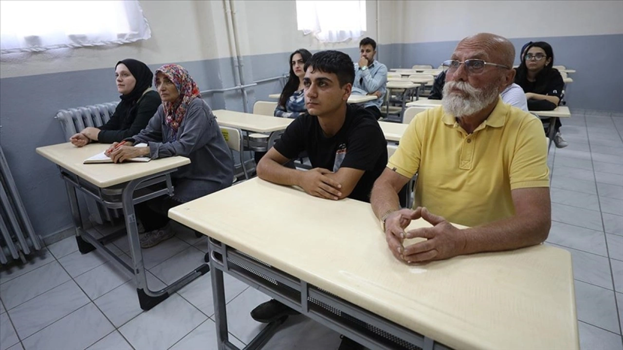 Torunlarıyla akran gençlerle sıra arkadaşı oldular