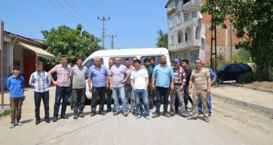 Tozdan bunalan esnaf yol kapattı