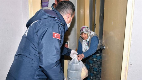 Trabzon'da 65 yaş ve üstü ile ihtiyaç sahiplerinin evlerine yemek dağıtılıyor