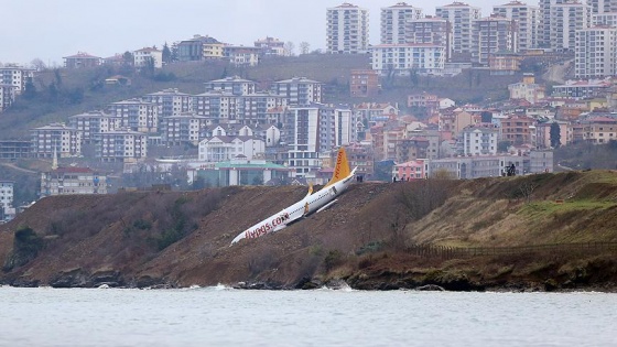 Trabzon'da pistten çıkan uçakta söküm işlemi yapılıyor