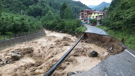 Trabzon'da sağanak nedeniyle yol çöktü