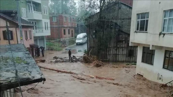 Trabzon'da şiddetli sağanak taşkın ve heyelana yol açtı