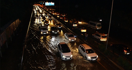 Trabzon'da şiddetli yağış sonrası yollar göle döndü