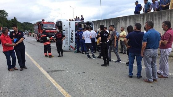 Trabzon'da yolcu midibüsü devrildi