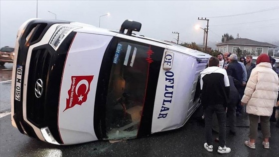 Trabzon'da yolcu minibüsü ile otomobil çarpıştı: 20 yaralı