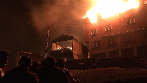 Trabzon'un Araklı ilçesindeki yangına müdahale ediliyor