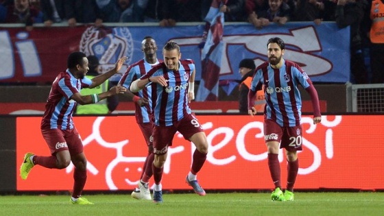 Trabzonspor, Galatasaray'ı iki golle geçti