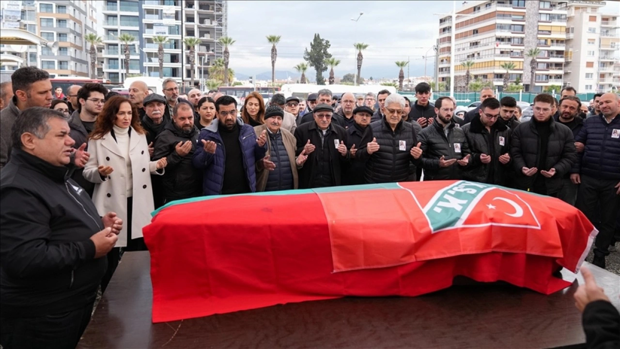 Trafik kazasında ölen eskrim sporcusu Derin Rüyam'ın cenazesi İzmir'de defnedildi