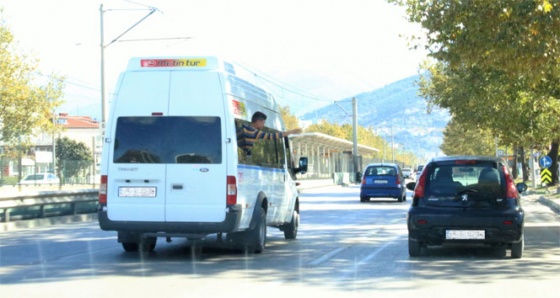 Trafikte camdan sarkan çocuğun tehlikeli oyunu