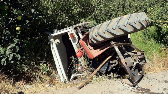 Traktör şarampole devrildi, aynı aileden 4 kişi öldü