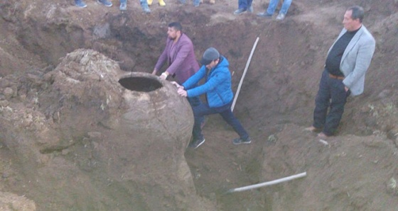 Traktörün pulluğuna tarih takıldı