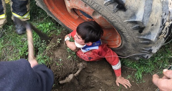 Traktörün tekerinde sıkışan çocuğu AKS ekipleri kurtardı