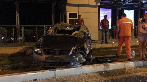 Tramvay durağına giren otomobilin sürücüsü yaralandı