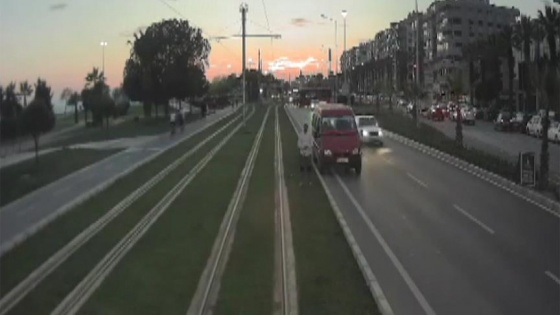 Tramvay hattında namaz kılarken görüntülendi